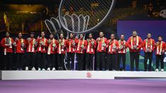 Tim bulu tangkis putri Indonesia berfoto di atas podium saat mendapatkan medali perak Piala Uber 2024 di Hi-Tech Zone Sports Centre Gymnasium, Chengdu, China, Minggu (5/5/2024). Apriyani dan kolega takluk dengan skor 0-3 dari tuan rumah China. (AFP/Wang Zhao)