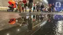 Warga memadati Car Free Night (CFN) pada malam pergantian tahun baru 2023 di kawasan Bundaran Hotel Indonesia, Jakarta, Sabtu (31/12/2022). Banyak warga yang berkumpul merayakan pergantian tahun baru sambil berswafoto, menikmati kuliner, berjalan hingga bersepeda santai. (Liputan6.com/Angga Yuniar)