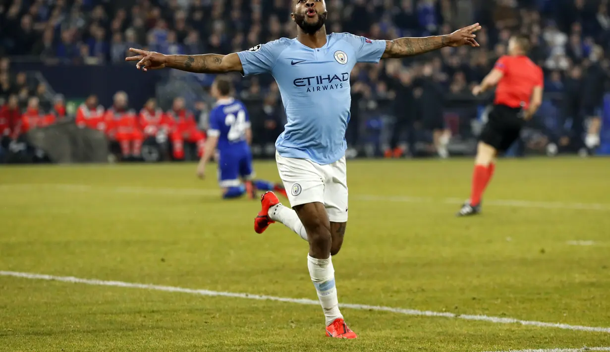 Duel Kyle Walker dan Nabil Benteleb pada leg 1, 16 besar Liga Champions 2018/19 yang berlangsung di stadion Veltins-Arena, Gelsenkirchen, Kamis (21/2). Man City menang 3-2 atas Schalke. (AFP/Odd Andersen)
