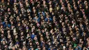 Para supporter Everton tampak silau dengan sinar matahari saat laga Liga Inggris melawan West Bromwich di Stadion Goodison Park, Inggris, Sabtu (13/2/2016). Everton takluk 0-1 dari West Bromwich. (Reuters/Andrew Yates)