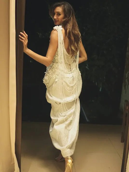 Biasanya saat mengenakan gaun, Nadine Chandrawinata memakai lipstick merah. (foto: instagram.com/nadinelist)