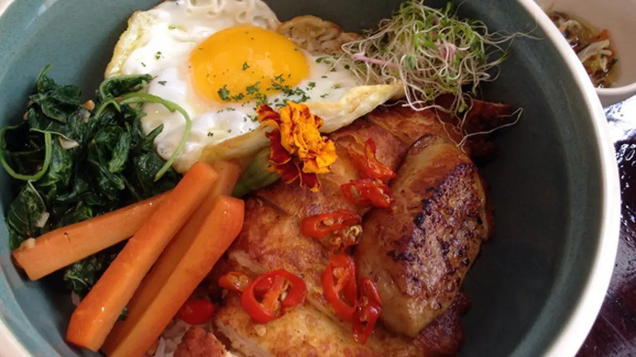 Crispy chiken and foie grass rice bowl/ copyright by vemale.com/Anisha