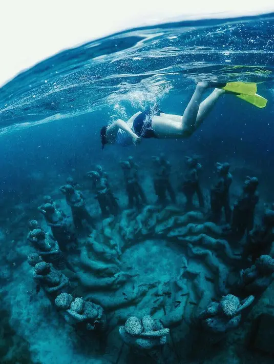 Tak hanya menikmati bibir pantai, Chelsea Islan juga menikmati keindahan bawah laut. Seperti melihat keindahan Gili Meno, Lombok. Chelsea berenang untuk melihat batu-batu berbentuk manusia yang ada di bawah laut. Foto Chelsea Islan snorkeling ini banjir like dan pujian dari netizen. (Liputan6.com/IG/@chelseaislan)