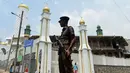 Seorang polisi bersenjata meningkatkan pengamanan sebuah masjid menjelang Salat Jumat di ibukota Sri Lanka, Kolombo, Jumat (9/3). Penjagaan dilakukan menyusul kekerasan anti-Muslim yang dikhawatirkan menyebar ke seluruh negeri. (ISHARA S.  KODIKARA/AFP)