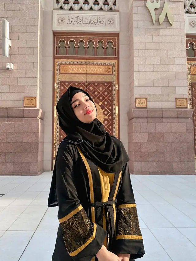 Potret Fuji Tampil Berhijab Saat Umroh