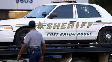 Lubang bekas peluru terlihat di jendela kendaraan East Baton Rouge Sheriff di Baton Rouge, Louisiana, AS, Minggu (17/7). Tiga Polisi tewas dan tiga lainnya mengalami luka-luka saat terjadi penembakan di sebuah jalan Baton Rouge. (REUTERS/Jonathan Bachman)