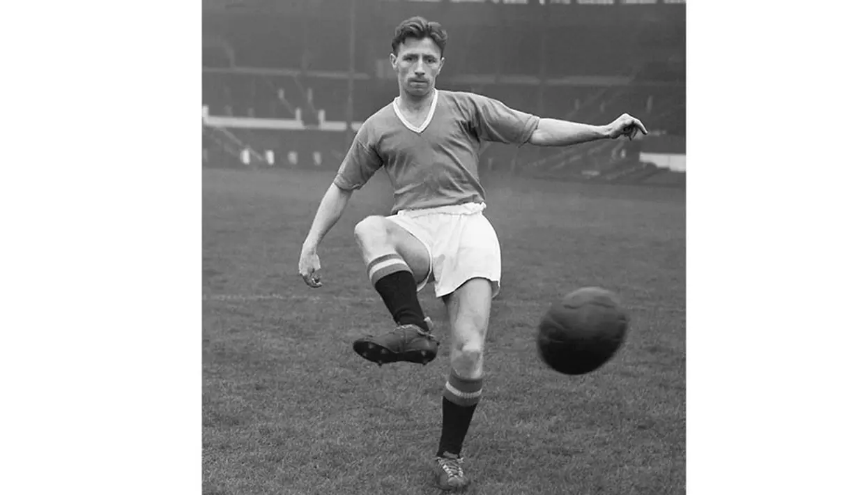 Bek Kanan - Roger Byrne. Dirinya merupakan kapten dari MU era Matt Busby. Pemain Inggris ini memiliki karakteristik permainan yang cepat dan kemampuan daya jelajah yang tinggi. (Devilpage.cz)