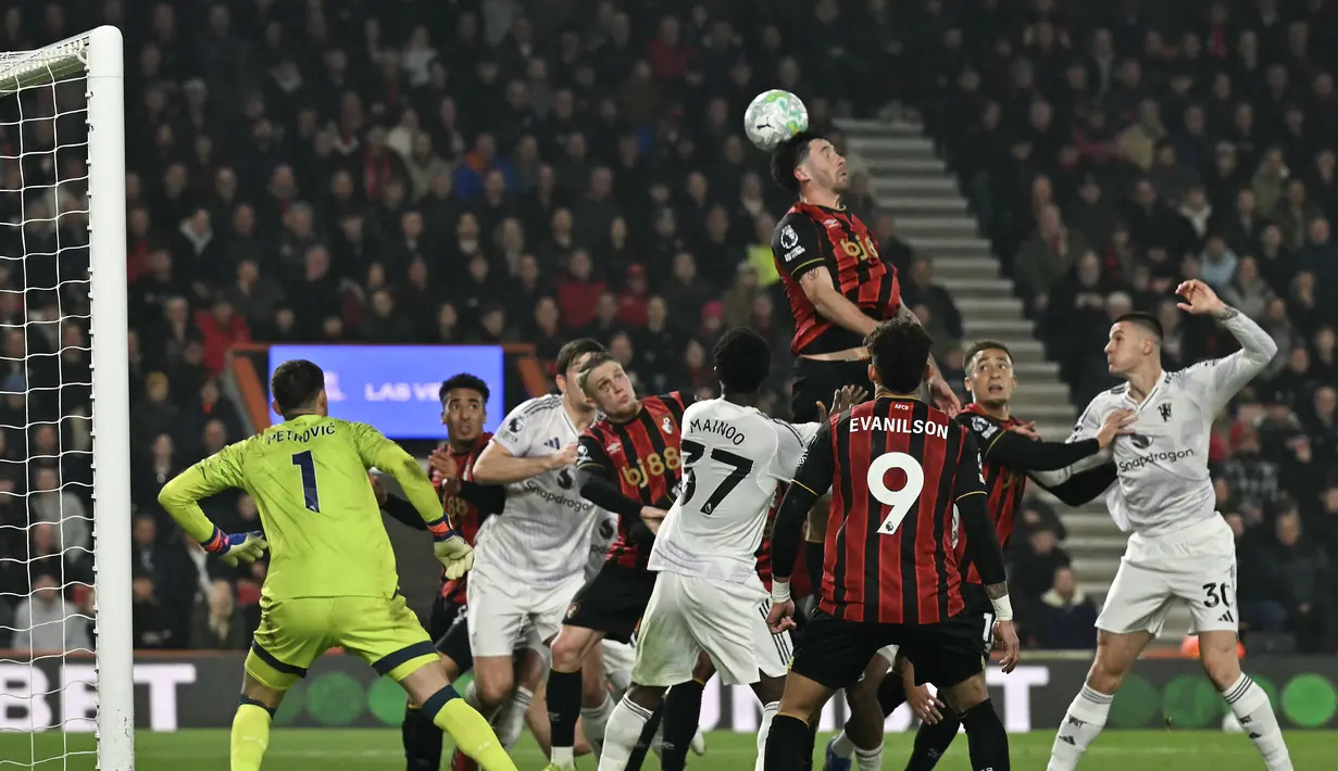 Duel udara yang terjadi pada pertandingan Bournemouth melawan Manchester United di Vitality Stadium, Sabtu (21/03/2026) dini hari WIB. (AFP/Glyn Kirk)