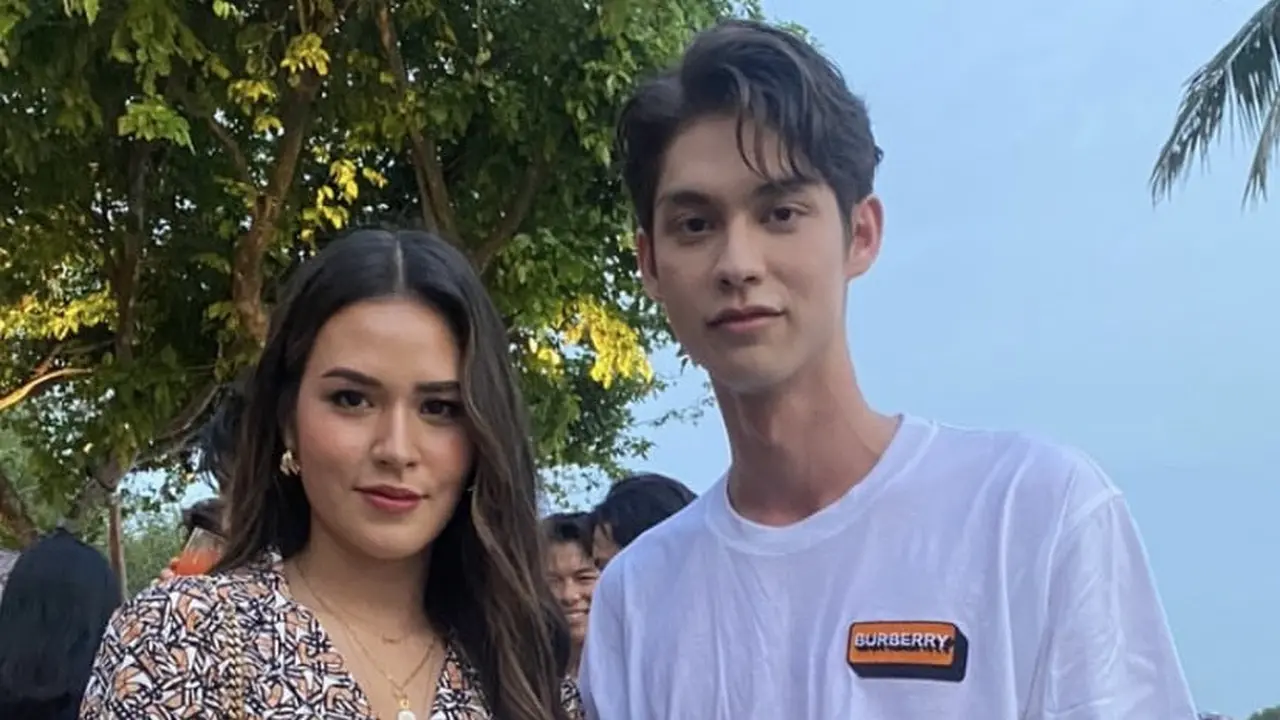 Raisa di Acara Burberry TB Monogram Singapura berfoto dengan Bright