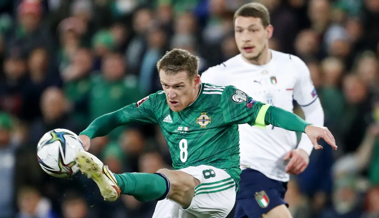 Irlandia Utara, secara hitung-hitungan, sudah kehilangan harapan untuk berlaga di ajang Piala Dunia 2022. Tetapi mereka tetap tampil profesional dan membuat Italia kesulitan untuk memenangkan laga. (AP/Peter Morrison)