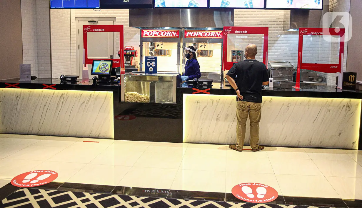 Pengunjung memesan makanan sebelum menonton di bioskop Cinepolis, Jakarta Jumat (23/10/2020). Sejumlah bioskop di Ibu kota kembali beroperasi setelah mendapatkan izin dari Pemprov DKI Jakarta dengan jumlah penonton dibatasi maksimal 25 persen dari total kapasitas. (Liputan6.com/Faizal Fanani)