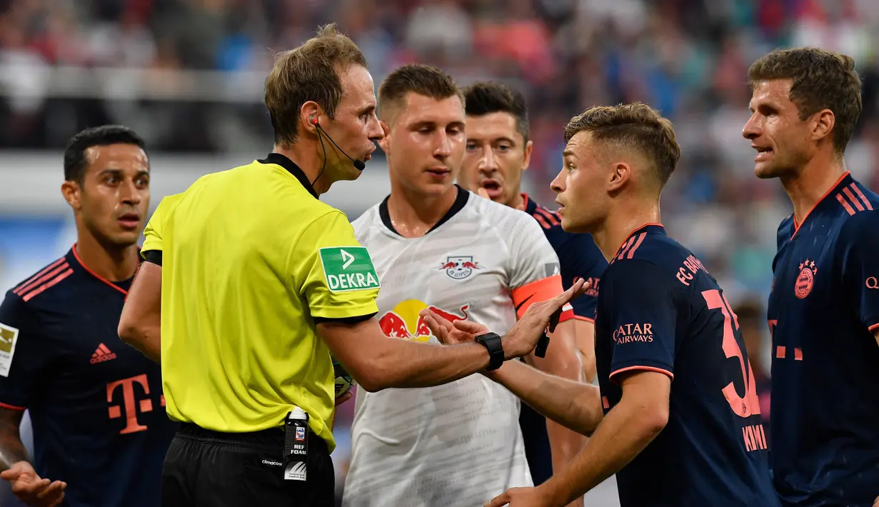 Gelandang Bayern Munchen, Joshua Kimmich, melakukan protes saat melawan RB Leipzig pada laga Bundesliga 2019/20 di Leipzig, Sabtu (14/9). Kedua klub bermain imbang 1-1. (AFP/John Macdougall)