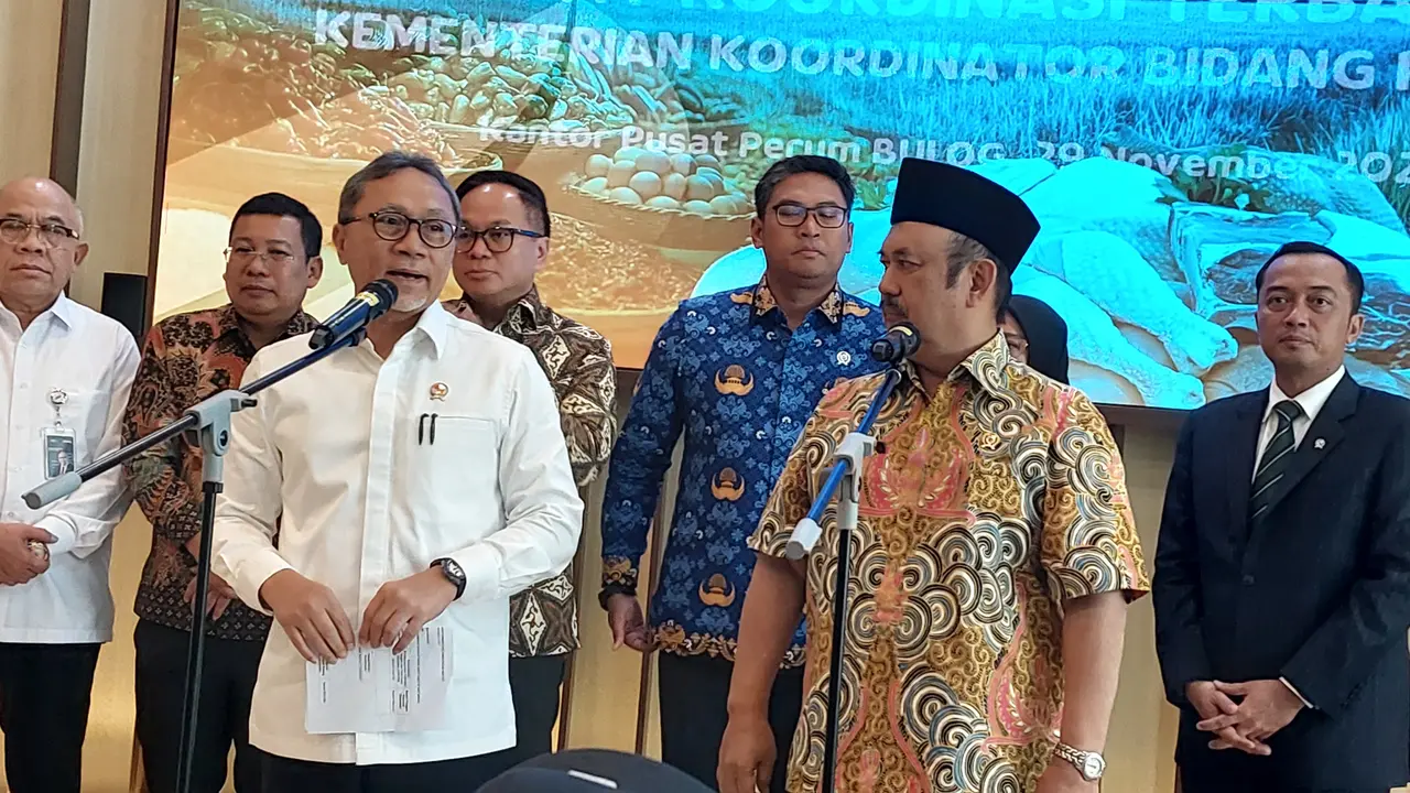 Menteri Koordinator Bidang Pangan Zulkifli Hasan menjelaskan mengenai proses transformasi Bulog di Kantor Pusat Perum Bulog, Jakarta, Jumat (28/11/2024). (Arief/Liputan6.com)