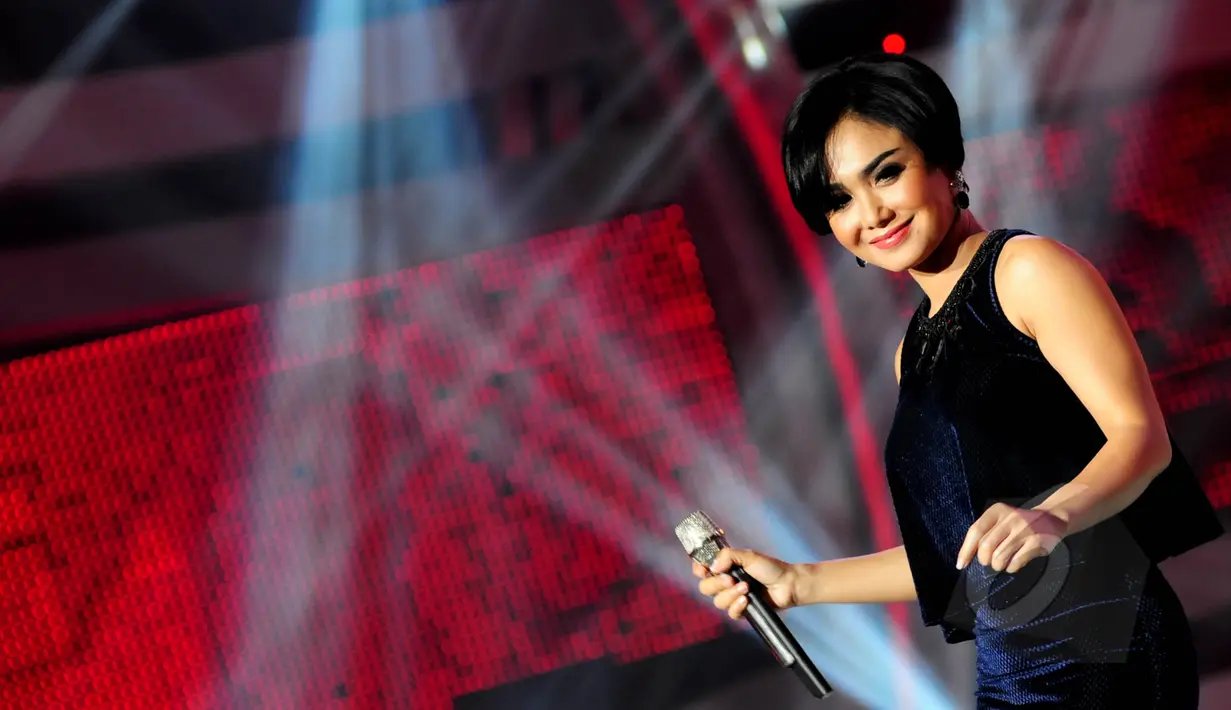 Usianya memang sudah menginjak 43 tahun, namun ternyata Yuni Shara tetap saja memiliki pesona yang tak kalah dari bintang muda lainnya. Foto diambil di Studio 5 Daan Mogot, Jakarta, pada 8 Mei 2015. (Liputan6.com/Faisal R Syam)