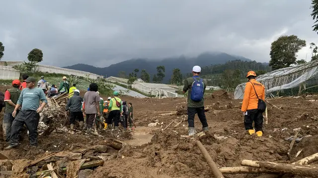 Longsor menerjang permukiman dan perkebunan di Cisarua Bandung Barat. (Liputan6.com/Dikdik Ripaldi)
