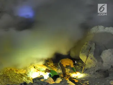 Penambag mengambil belerang di Kawah Ijen, Banyuwangi, Jawa Timur Senin (2/7). Para penambang mulai mengangkut belerang pada pukul 01.00 dinihari dengan jarak jarak 10 km bolak balik. (Merdeka.com/Arie Basuki)