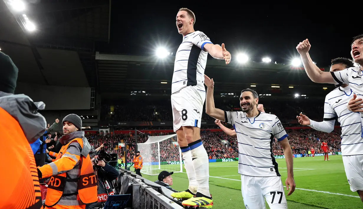 Pemain Atalanta, Mario Pasalic, melakukan selebrasi setelah mencetak gol ke gawang Liverpool pada leg pertama perempat final Liga Europa 2023/2024 di Anfield, Jumat (12/04/2024). (AFP/Darren Staples)