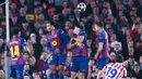 Pemain Atletico Madrid, Julian Alvarez, melepaskan tendangan bebas ke gawang Barcelona pada leg pertama perempat final Liga Champions 2025/2026 di Stadion Camp Nou, Kamis (9/4/2026). (AFP/Josep Lago)