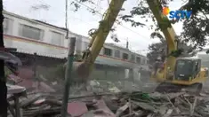 Pembongkaran puluhan bangunan di sepanjang jalan Stasiun Bojong Gede, Bogor, oleh Satpol PP Kabupaten Bogor, Kamis (30/11) berlangsung ricuh