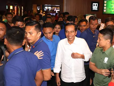 Presiden Joko Widodo usai menonton film Dilan 1990 di Senayan City, Jakarta, Minggu, (25/2). Usai menonton Dilan, Jokowi menyapa warga yang tengah berkunjung di mal tersebut. (Liputan6.com/Angga Yuniar)