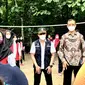 Wakil Menteri Kesehatan Dante Saksono (tengah) senam bersama masyarakat Kampung Germas, Desa Pranggong, Boyolali, Jawa Tengah. (10/12/2021).