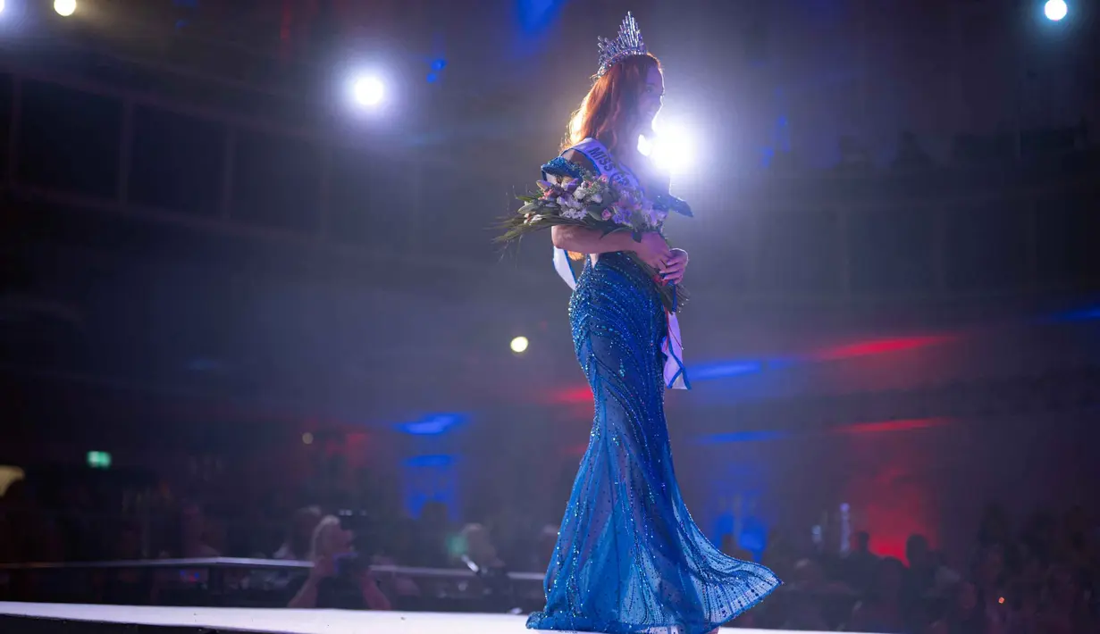 Sementara, Alice Cutler dinobatkan sebagai Miss Great Britain 2025/2026, seorang pengacara yang memperjuangkan hak hukum untuk cuti berbayar saat berduka di Inggris. Tampak dalam foto, Alice Cutler berjalan di atas panggung merayakan gelar Miss Great Britain 2025 di final yang diadakan di venue Athena, Leicester, Inggris, pada Jumat 17 Oktober 2025. (Oli SCARFF/AFP)