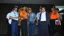 Kepala Basarnas Marsdya TNI F Henry Bambang Sulistyo (kedua dari kiri) bersiap memberikan keterangan terkait hilangnya pesawat AirAsia QZ 8501 di kantor Basarnas, Jakarta (28/12). (Liputan6.com/Helmi Fithriansyah) 