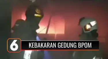 Kebakaran melanda salah satu ruangan di Gedung Badan Pengawas Obat dan Makanan atau BPOM, di Jalan Percetakan Negara, Johar Baru, Jakarta Pusat, Minggu malam (18/7). Belum diketahui penyebab kebakaran, namun ada dugaan kebakaran akibat penggantian pa...