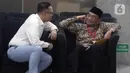 Penasihat Khusus Presiden Bidang Haji, Muhadjir Effendy (kanan), saat menunggu waktu pemeriksaan di Gedung Merah Putih Komisi Pemberantasan Korupsi (KPK), Jakarta, Senin (18/5/2026). (Liputan6.com/Helmi Fithriansyah)