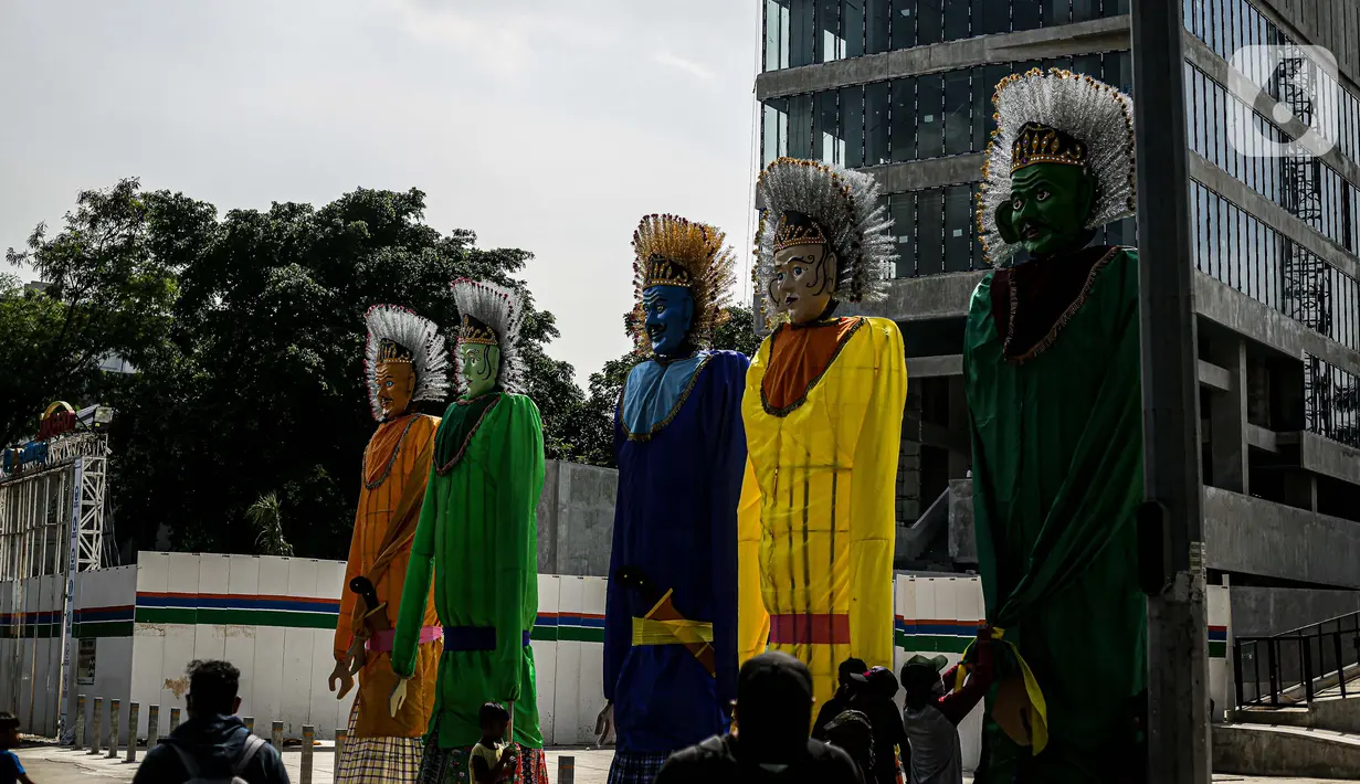 Sejumlah pekerja merapikan ondel-ondel yang dipasang di Taman Ismail Marzuki (TIM), Jakarta, Selasa (22/6/2021). Sebanyak 10 ondel-ondel raksasa setinggi 4,94 meter akan dipamerkan di TIM saat peringatan HUT ke-494 DKI Jakarta yang berlangsung dari 22 hingga 30 Juni 2021 (Liputan6.com/Faizal Fanani)