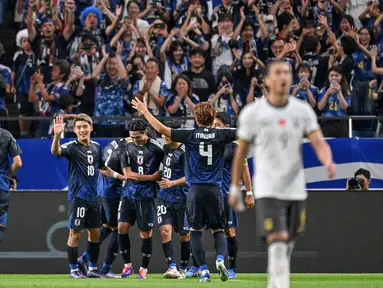 Pemain Jepang melakukan selebrasi setelah Takumi Minamino mencetak gol ke gawang China pada laga putaran ketiga Grup C Kualifikasi Piala Dunia 2026 yang berlangsung di Saitama Stadium, Saitama, Jepang, Kamis (05/09/2024) WIB. (AFP/Yuichi Yamazaki)