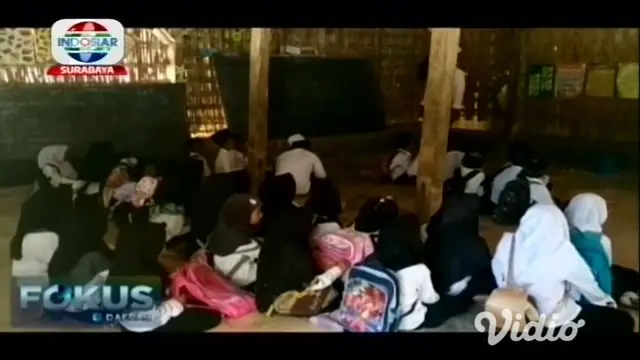 VIDEO: Siswa Madrasah Ibtidaiyah Madura Belajar di Bangunan Tak Layak