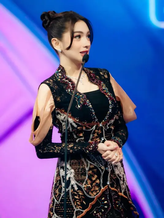 Penampilannya dipuji cantik lantaran tampil bak bidadari dalam balutan dress dengan sentuhan wastra [@therealangelkaramoy]