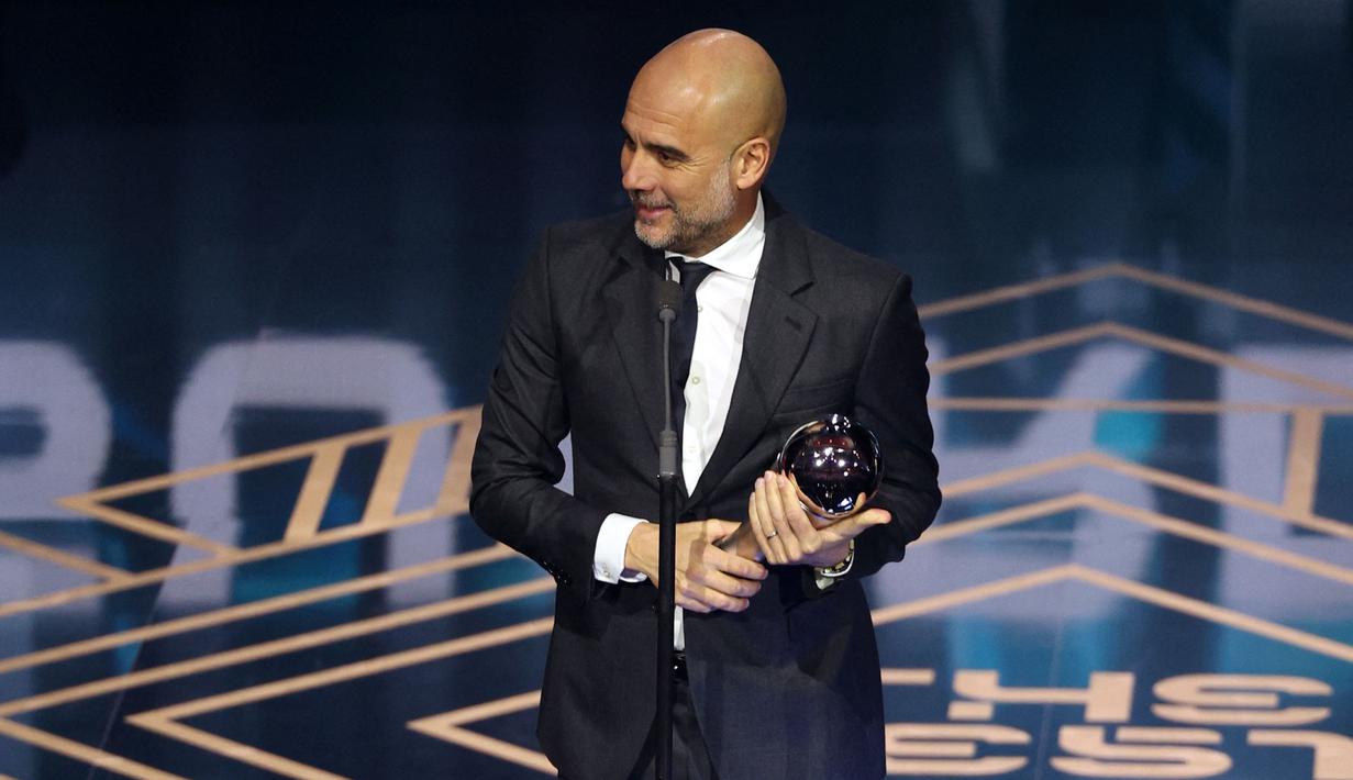 Pelatih Manchester City, Pep Guardiola memberikan sambutan setelah memenangkan penghargaan pelatih terbaik FIFA 2023 ada acara Best FIFA Football Awards yang berlangsung di Eventim Apollo, Hammersmith, London, Senin (15/01/2024) waktu setempat. (AP Photo/Kirsty Wigglesworth)