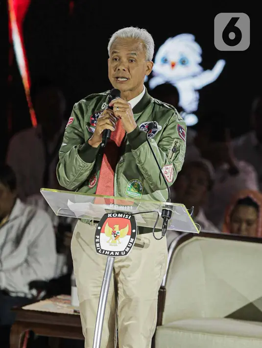 Capres nomor urut 03 Ganjar Pranowo saat beradu gagasan dalam debat ketiga Capres Pemilu tahun 2024 di Istora Senaya, Jakarta, Minggu (7/1/2023). (Liputan6.com/Faizal Fanani)