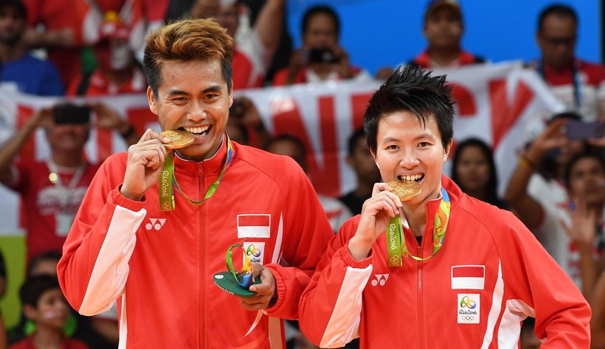 Ganda campuran Indonesia, Tontowi Ahmad/Liliyana Natsir, merebut medali emas Olimpiade Rio de Janeiro 2016 setelah mengalahkan pasangan Malaysia, Chan Peng Soon/Goh Liu Ying, pada partai final di Riocentrio, Rabu (17/8/2016) WIB. (AFP/Goh Chai Hin)