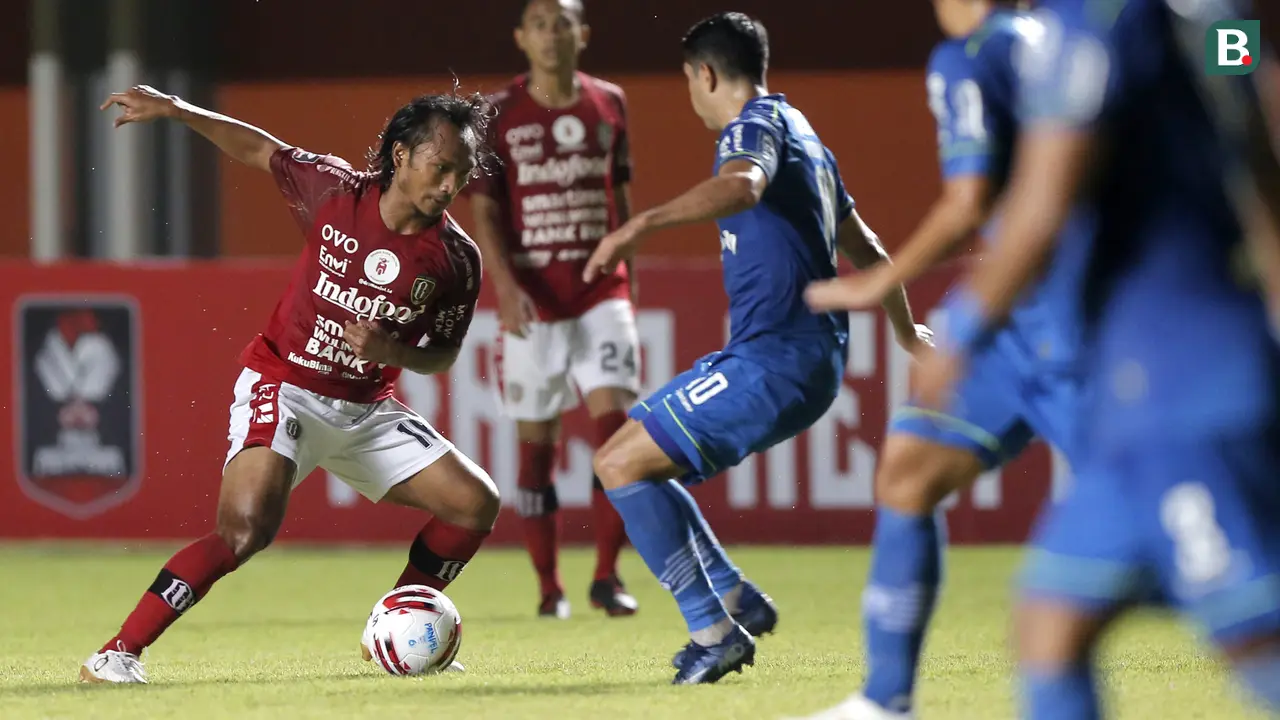 FOTO: Momen Hariono Hadapi Mantan Timnya dalam Laga Persib vs Bali United - Hariono