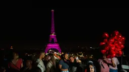 Hal ini untuk menandai peluncuran Pink October, atau Bulan Kesadaran Kanker Payudara. (Dimitar DILKOFF/AFP)