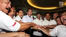 Jenderal purnawirawan Luhut Binsar Panjaitan, Ketua Tim Cakra19 Andi Widjajanto, dan para purnawirawan Jenderal TNI salam tos saat Deklarasi Dukungan Jokowi-Ma’ruf Amin sebagai Capres-Cawapres 2019 di Jakarta, Minggu (12/8). (Liputan6.com/Fery Pradolo)