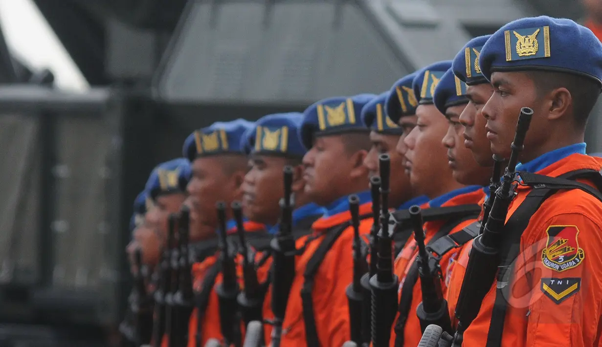 Prajurit Kopaskhas TNI AU mengikuti upacara peringatan Hari Ulang Tahun ke-69 TNI AU di Pangkalan Udara Halim Perdanakusuma, Jakarta, Kamis (9/4/2015). Upacara ini diikuti 2.140 pasukan dari jajaran TNI AU. (Liputan6.com/Herman Zakharia)