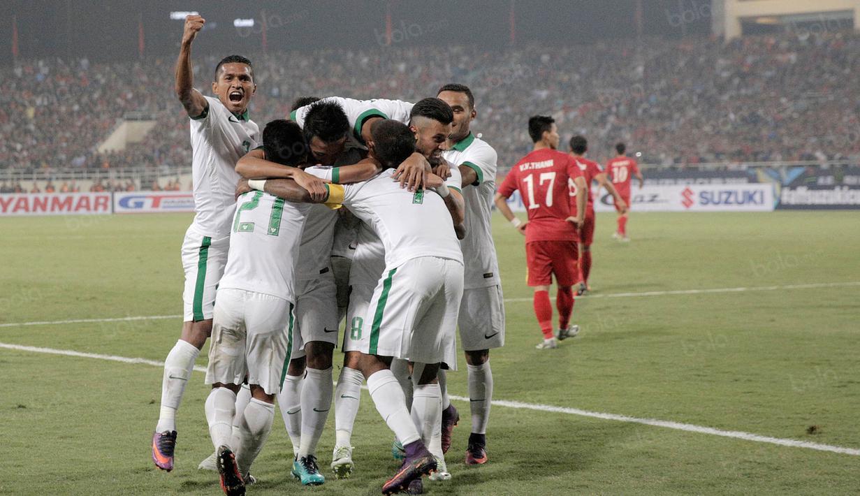 Para pemain Timnas Indonesia dan official merayakan keberhasilan menyingkirkan Vietnam dari Piala AFF 2016 di Stadion My Dinh, Hanoi, Kamis (7/12/2016). Indonesia menang agregat 4-3 atas Vietnam. (Bola.com/Peksi Cahyo)
