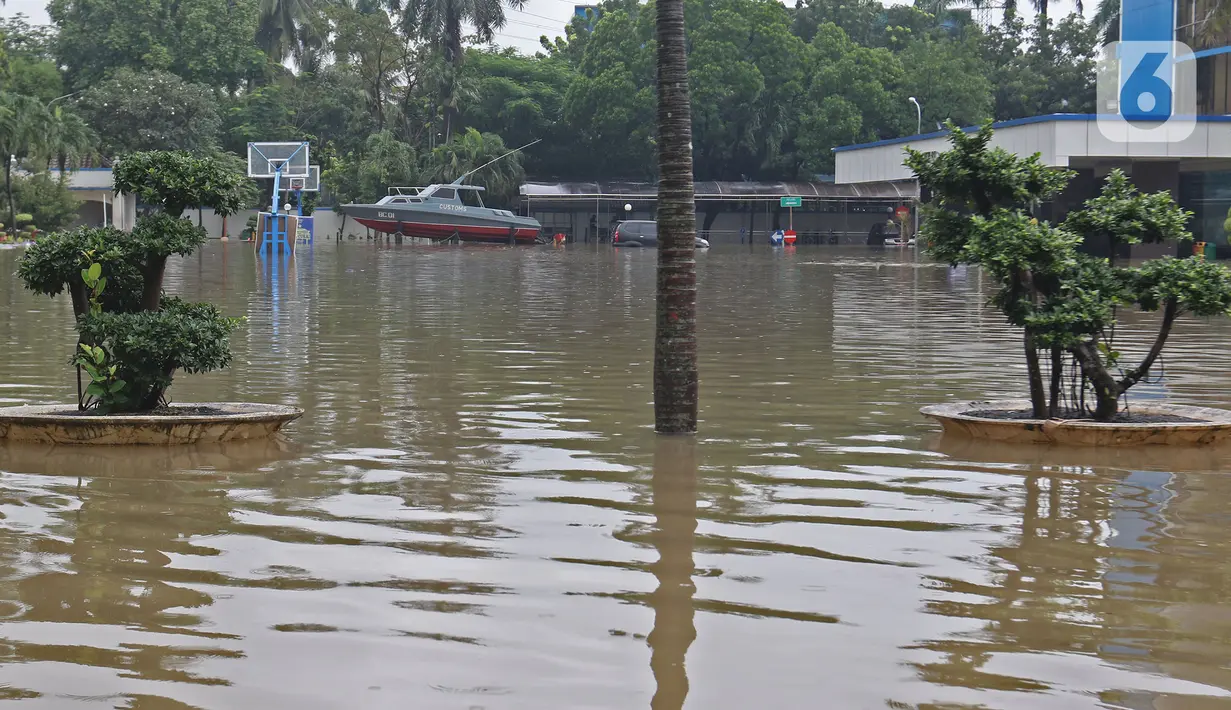 Banjir merendam halaman Kantor Direktorat Jenderal Bea dan Cukai di Jakarta, Selasa (25/2/2020). Hujan yang mengguyur Jakarta sejak dini hari tadi membuat halaman Kantor Direktorat Jenderal Bea dan Cukai terendam banjir. (Liputan6.com/Herman Zakharia)