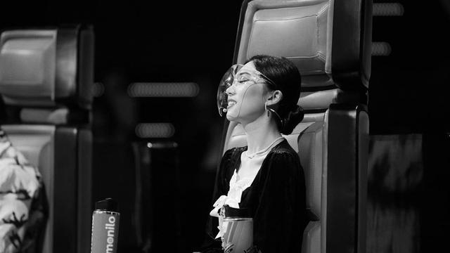 6 Potret Isyana saat Jadi Juri The Voice Kid Indonesia, Disebut Mirip Cheon Seo Jin