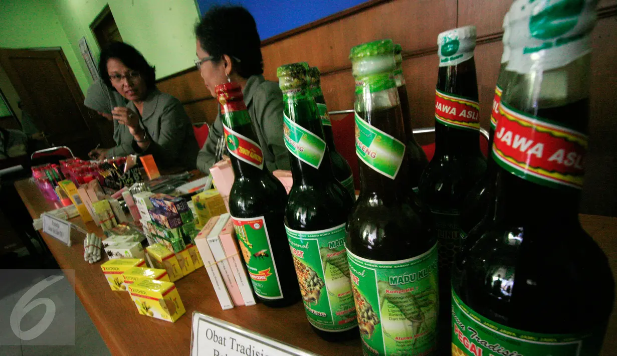 <p>Petugas menunjukan barang bukti berupa jamu dan alat kosmetik berbahaya berbahan kimia di BPOM DIY, Yogyakarta, Senin (2/5/2016).Total penemuan produk ilegal sekitar 231,8 juta.(Boy Harjanto)</p>