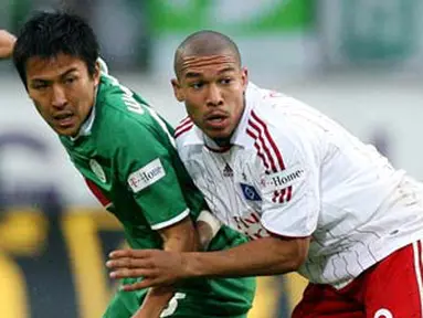 Hamburg's Dutch midfielder Nigel de Jong during German Bundesliga match VfL Wolfsburg vs Hamburg SV in Wolfsburg on September 21, 2008. AFP PHOTO/RONNY HARTMANN
