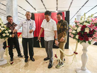 Wakil Ketua Komisi III DPR RI Habiburokhman saat membuka Pameran Foto Warna Warni Parlemen ke XIII/2023 di Gedung Nusantara II, Jakarta, Rabu (12/7/2023). (Liputan6.com/Faizal Fanani)