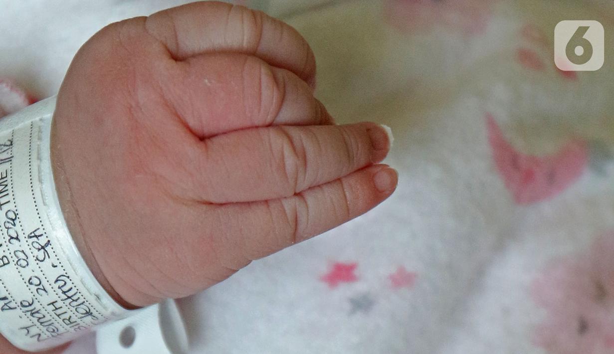 Seorang bayi lahir di tanggal cantik '20-02-2020' di RSUD Pasar Minggu, Jakarta, Kamis (20/2/2020). Bayi perempuan dari pasangan Regina (43) dan Andre (47) bernama Glowy Lidwina lahir secara sesar dengan panjang 50 centimeter dan berat 3,75 kilogram. (Liputan6.com/Herman Zakharia)