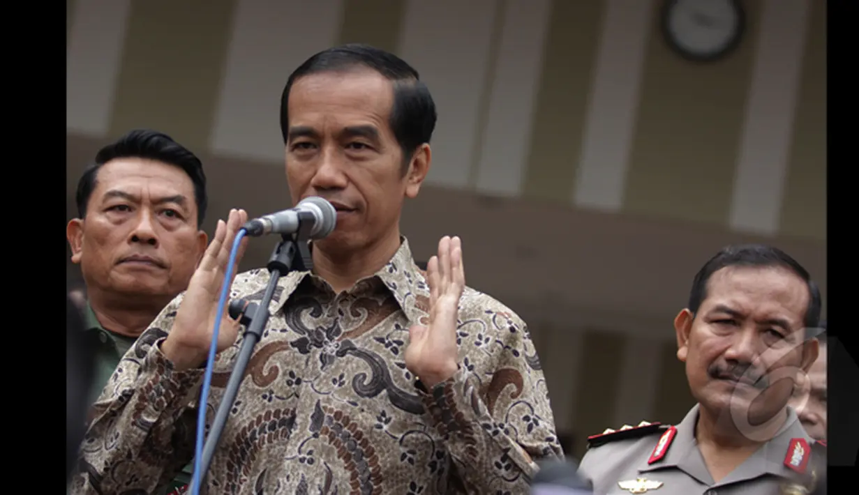 Presiden Joko Widodo (tengah) memberikan keterangan pers usai Rapim TNI-Polri Tahun 2015 di Gedung PTIK, Jakarta, Selasa (3/3/2015). Rapim TNI dan Polri mengambil tema Sinergitas TNI-Polri Penggerak Revolusi Mental. (Liputan6.com/Faizal Fanani)
