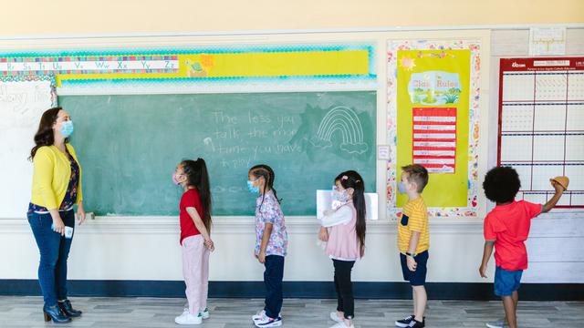 Mempersiapkan Sekolah PTM Terbatas, Siapkan Sepatu Sekolah yang Trendi untuk Si Kecil