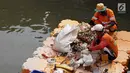 Petugas UPK Badan Air Pemprov DKI Jakarta membersihkan ceceran sampah di sepanjang Anak Sungai Ciliwung yang membelah kawasan Jalan Gajah Mada dan Hayam Wuruk, Selasa (9/7/2019). Pembersihan ini untuk menghindari penumpukan sampah dan memperlancar aliran air. (Liputan6.com/Helmi Fithriansyah)